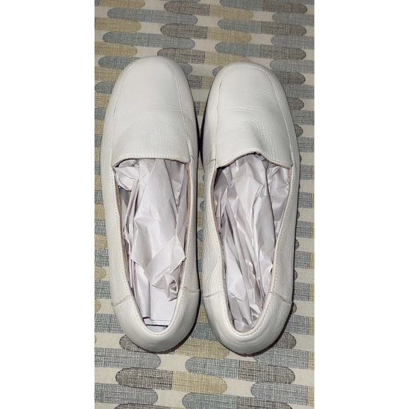 Trotters Jenn Loafer IWomen's | White |
Size 9W| Loafers - Picture 3 of 3